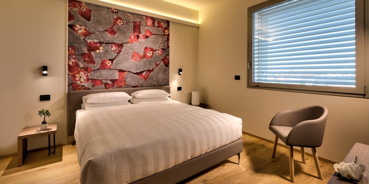 Hotel The Cube Fidenza Esterno foto