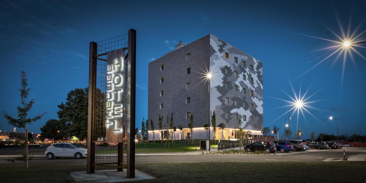Hotel The Cube Fidenza Esterno foto