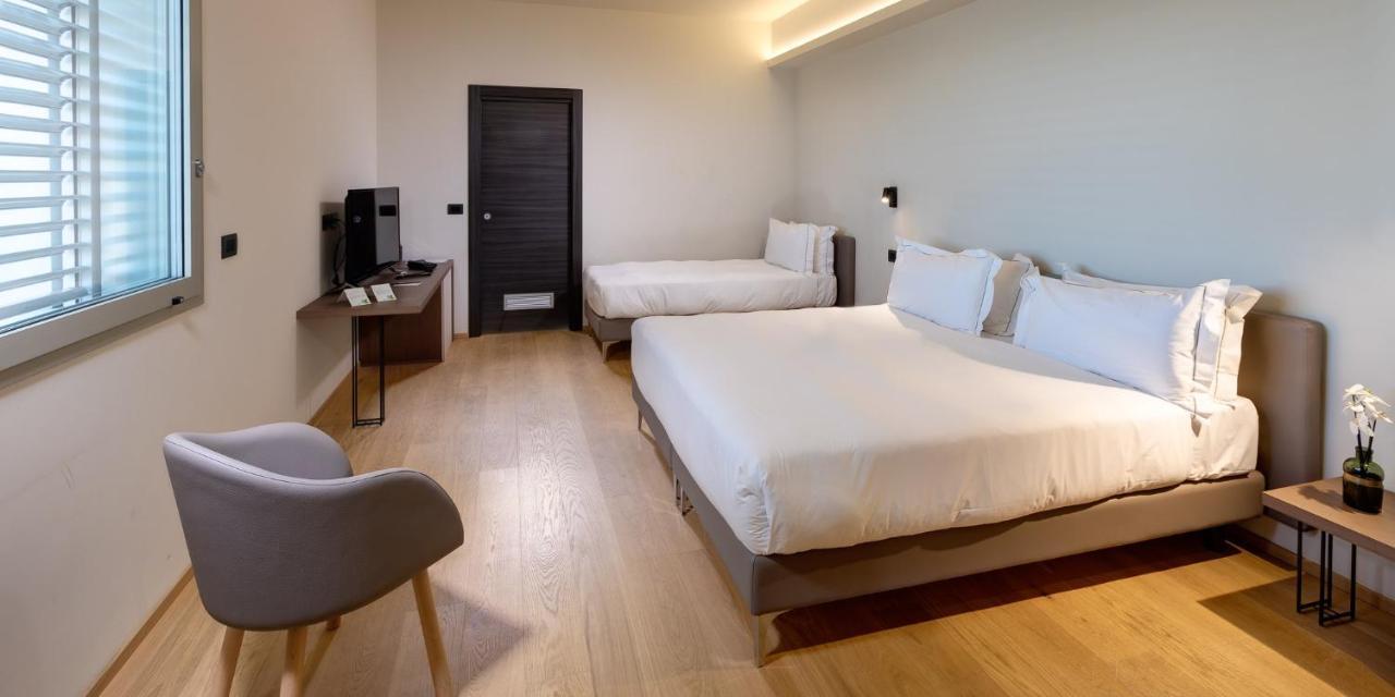 Hotel The Cube Fidenza Esterno foto
